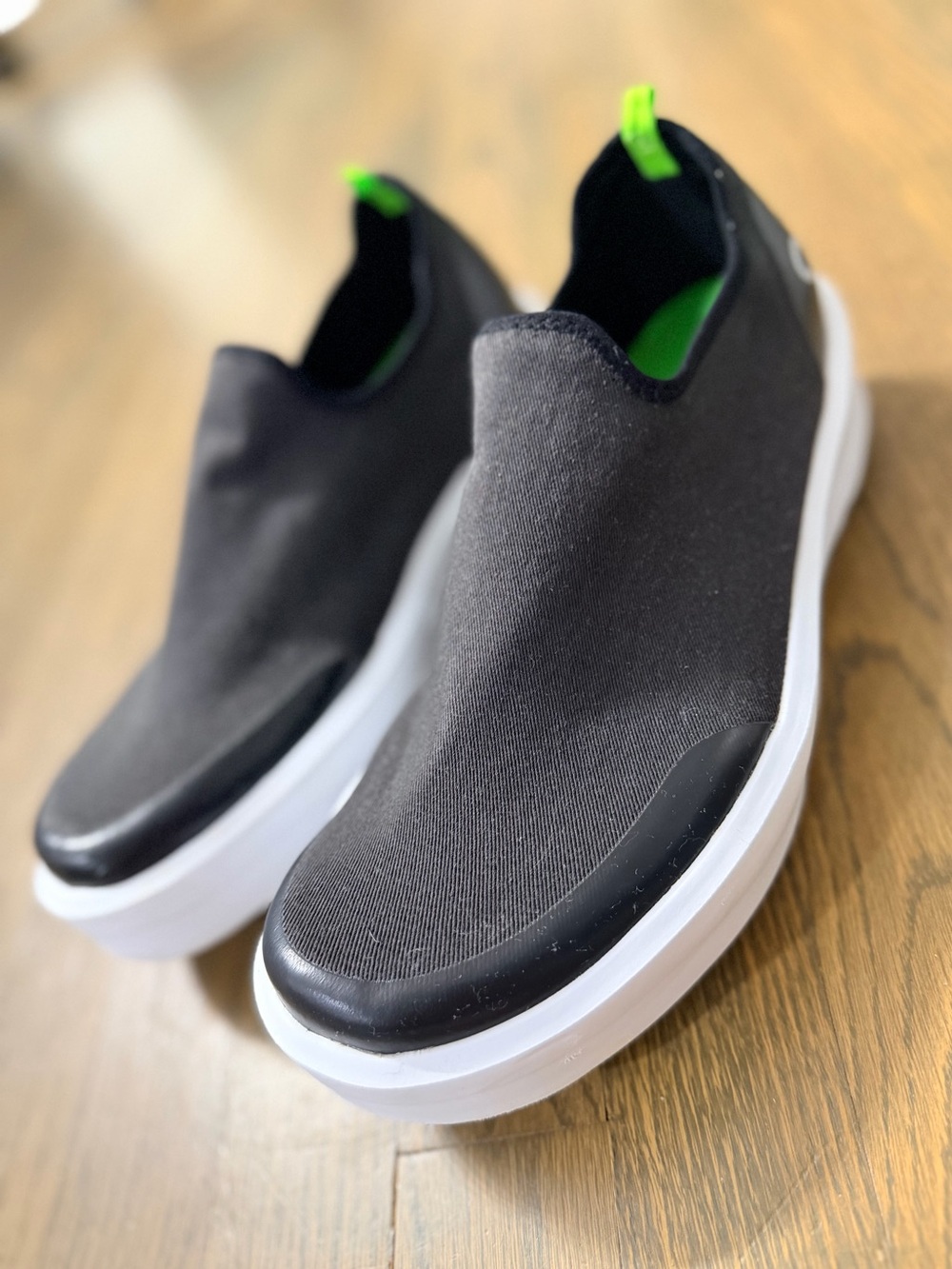 OOFOS WOMEN'S OOMG EEZEE BLACK/WHITE LOW SHOE size 11